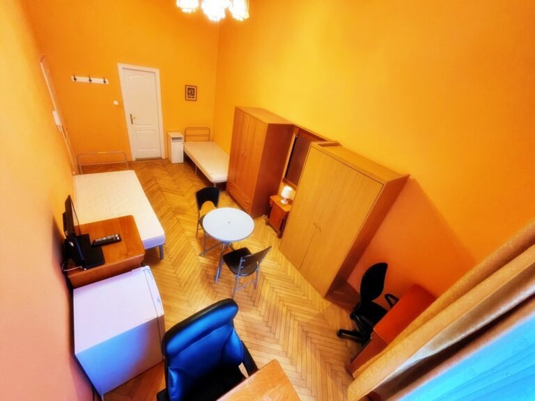 Modern bedroom with contemporary décor.