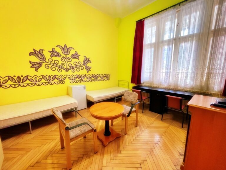 Image of a modern living space with elegant décor.