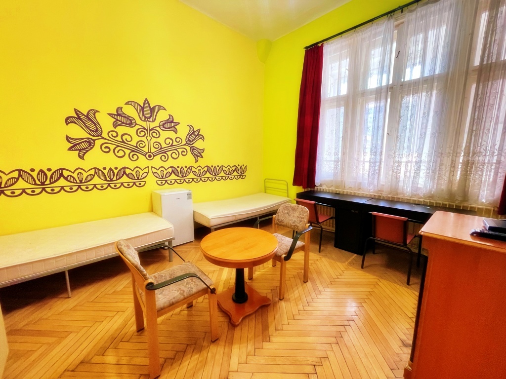 Image of a modern living space with elegant décor.