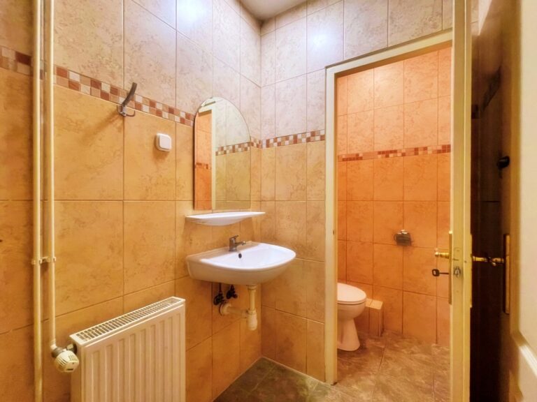 Elegant bathroom with contemporary design.