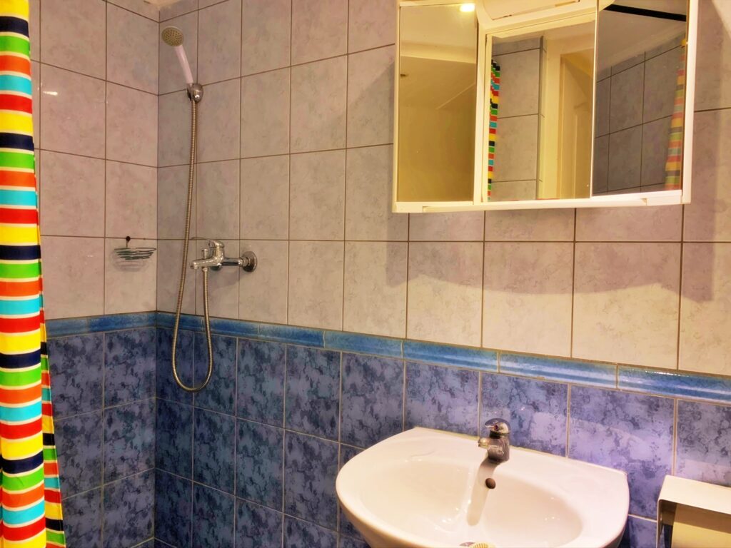 Elegant bathroom setup with modern décor.