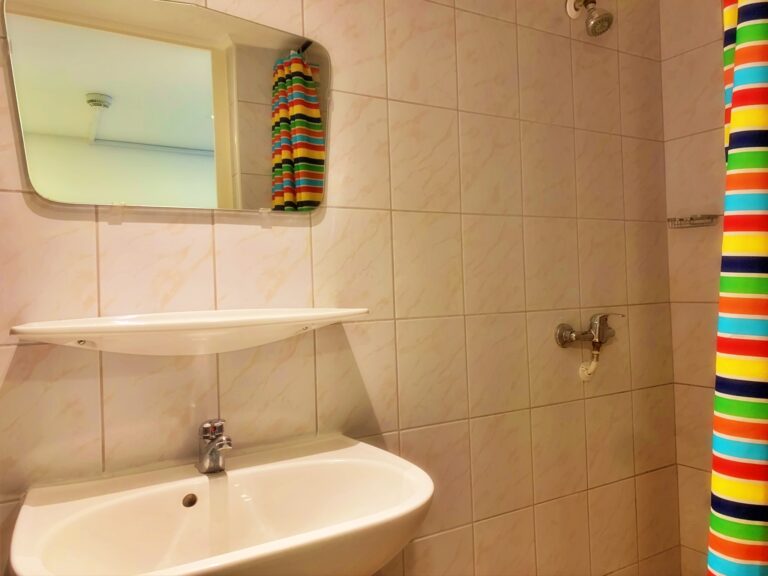 Image of a modern flat’s bathroom setup.
