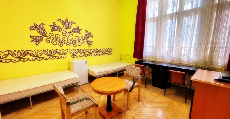 Image of a modern living space with elegant décor.