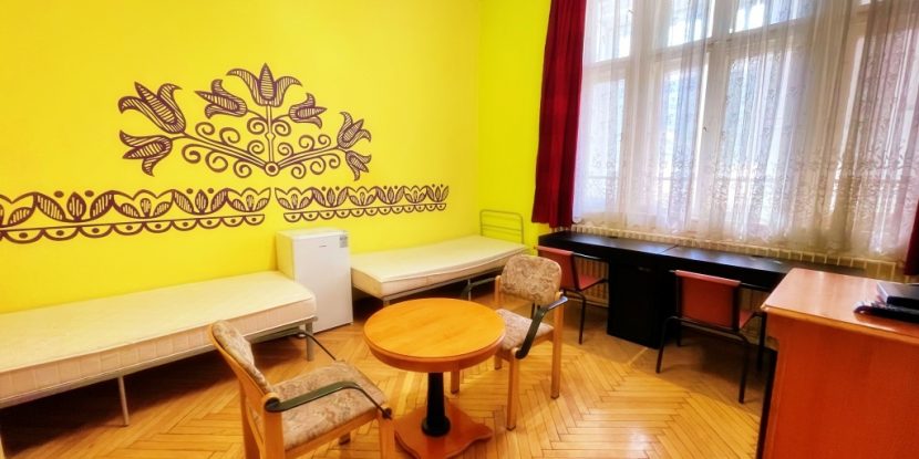 Image of a modern living space with elegant décor.